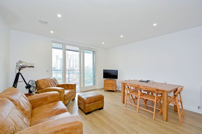 Thumbnail Flat to rent in Hill Street, London