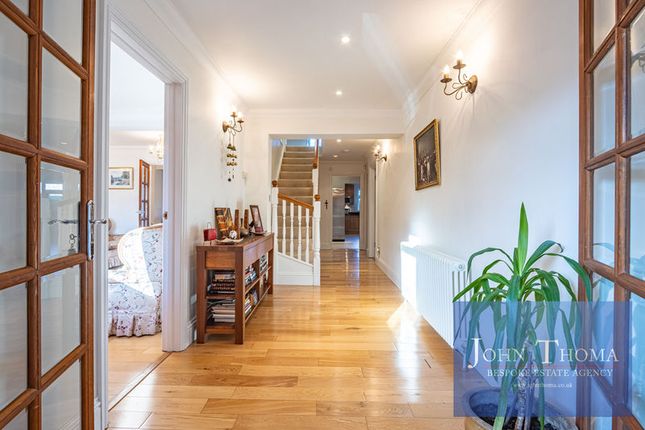 18, Great Owl Road, Chigwell photo 3