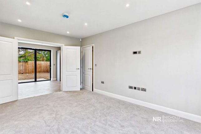 4, Denys Place, Chessington photo 3