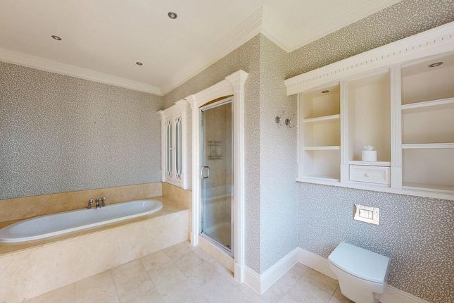 Mater En Suite Bathroom