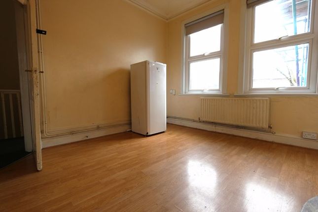 143a, Gladstone Avenue, London photo 4