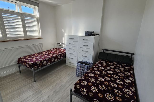 106 Streatham Vale, London photo 5