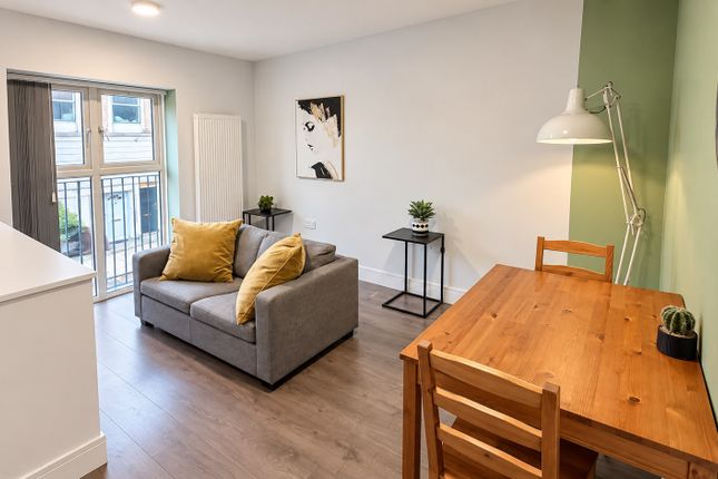 Flat 4, QC, Queens Crescent, London photo 2