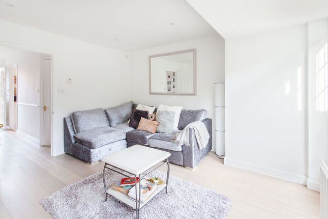 29, Finnart Close, Weybridge photo 4