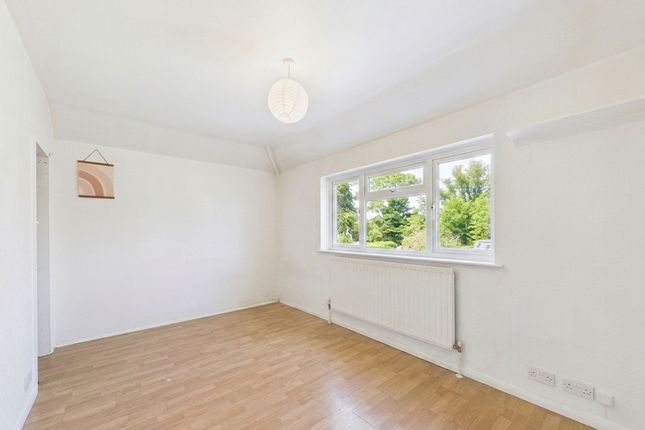 104 Reading Road, Northolt photo 4