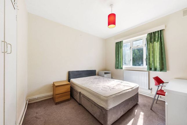 Flat to rent in Aubyn Square, Roehampton, London