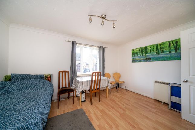 Flat for sale in Half Moon Meadow, Hemel Hempstead