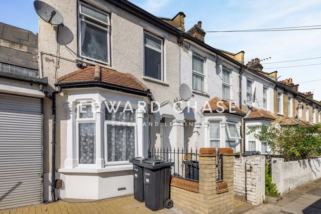 Flat to rent in Stanley Road, Ilford