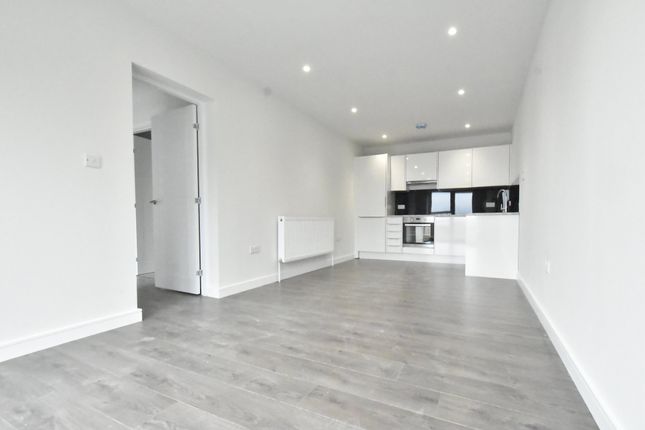 Thumbnail Flat to rent in Higher Drive, Purley