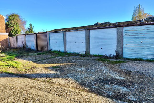 Garage In Block Gideons Way, Stanford-Le-Hope photo 4