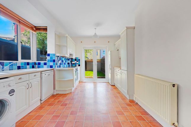 Thumbnail Flat for sale in Linden Grove, London