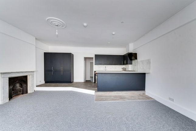 Flat 2, 5, Chesham Place, East Sussex photo 3