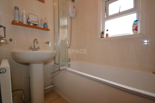 Room to rent in Grange Avenue, Earley