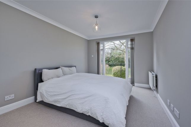 Flat 3, The Brecons, 27, Woodland Grove, Surrey photo 4