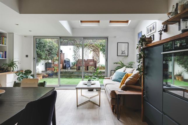 Flat for sale in Kenmure Road, London