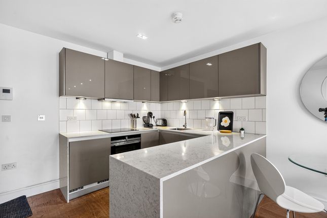 15, Westworth House, 1, Down Place, London photo 3