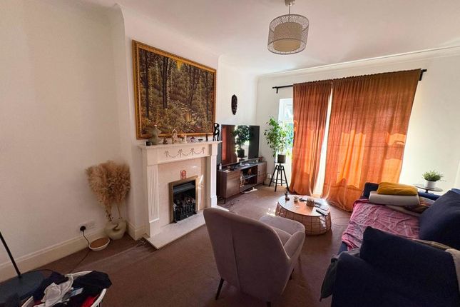 14, Willrose Crescent, London photo 3