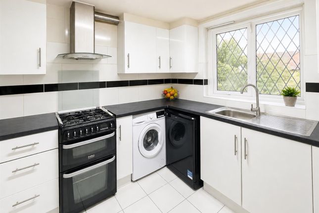 187, Harlech Gardens, Heston photo 3