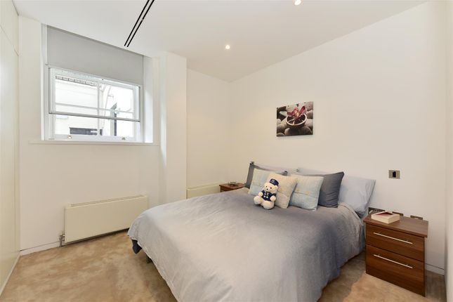Flat for sale in Connaught Place, London
