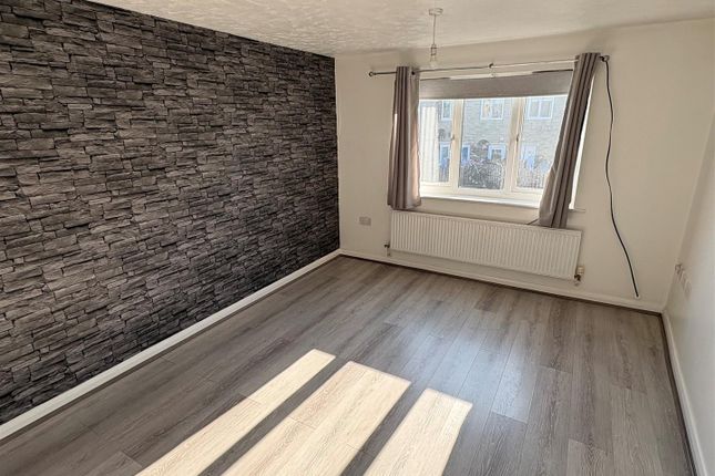 Flat, 14, 1st Floor  Sharket Head Close, Bradford photo 3