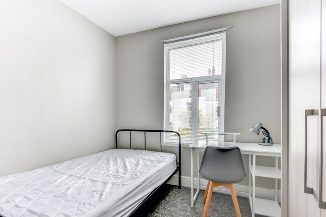 A Neatly Maintained Single Bedroom Featuring A Com...