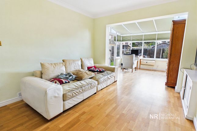 109, Somerset Avenue, Chessington photo 4