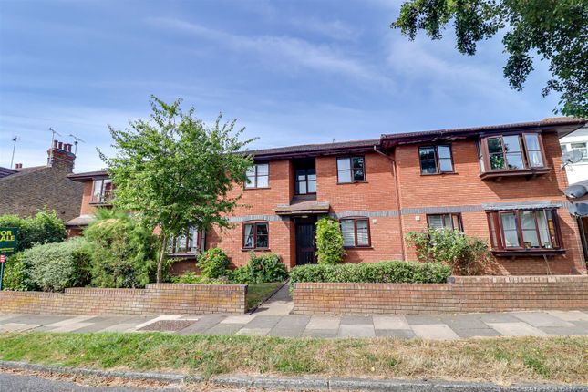 Thumbnail Flat for sale in Kingswood Chase, Leigh-On-Sea