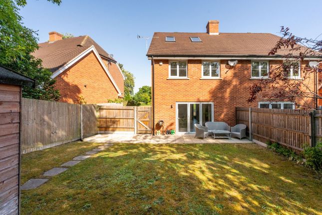 Skylark Close, Epsom photo 4