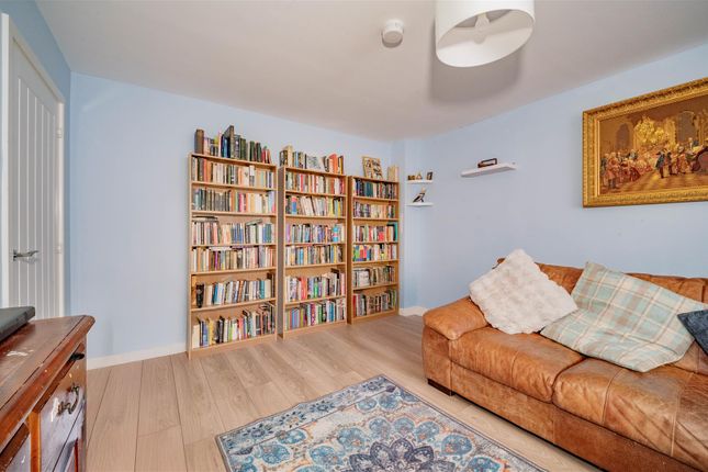 22, Adam Crescent, Dundee photo 3