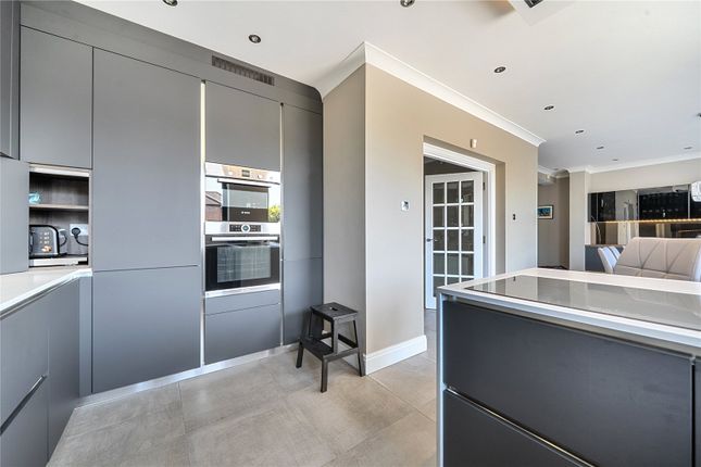 17, Oak Way, London photo 4