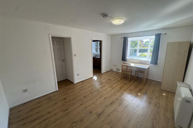117, Gladbeck Way, Enfield photo 3