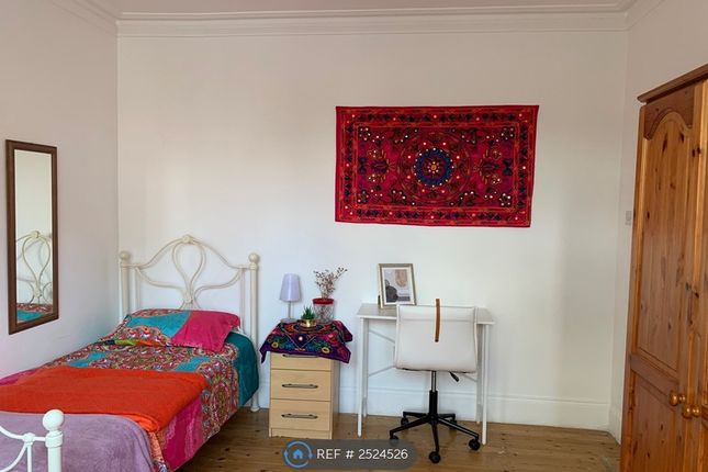 Double Room With 1 Single Room To Let