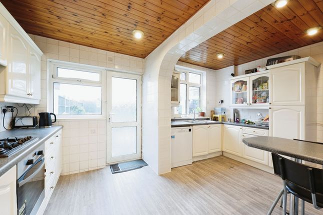 87 Valley Drive, London photo 4