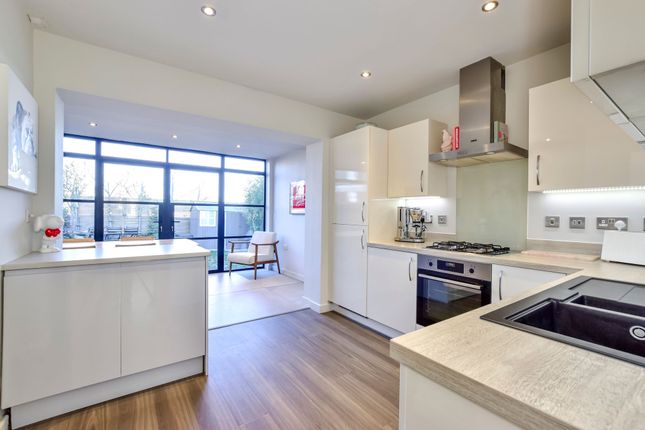 23 Heath Way, Radlett photo 3