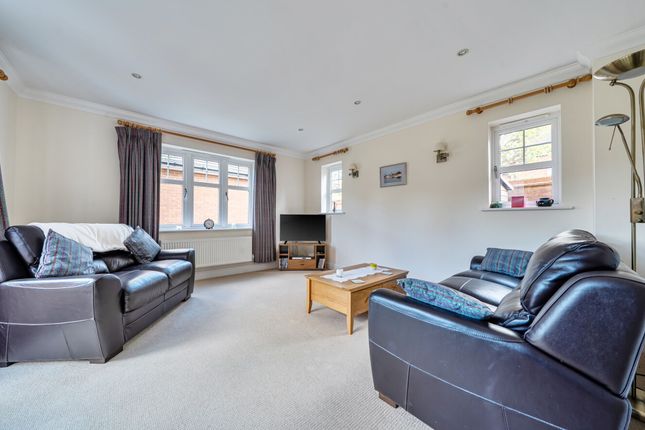 7 Harding Close, Chichester photo 3