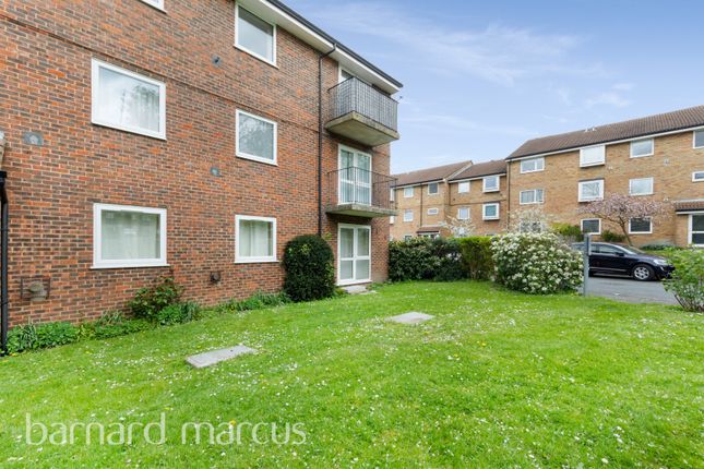 Flat to rent in Parrs Close, Sanderstead, South Croydon