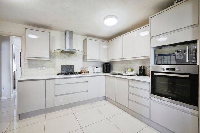 30, Derwent Avenue, Kent photo 4
