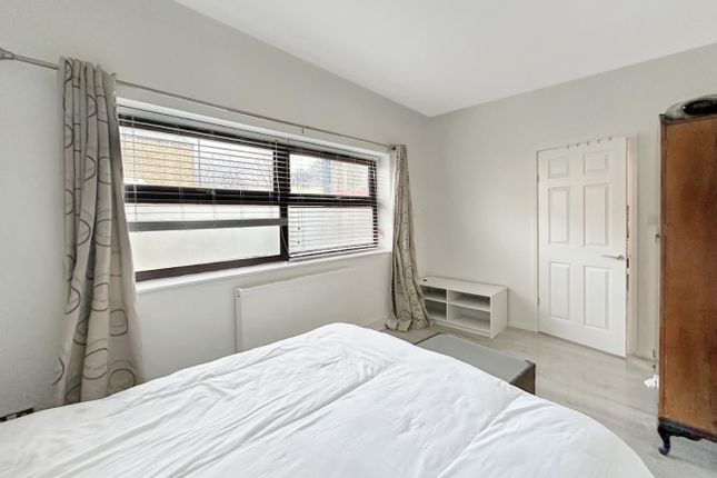 Triplex for sale in Carswell Road, London