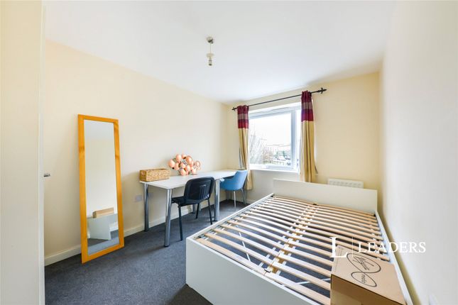 Room 3, 28 Aviation Avenue, Hertfordshire photo 4