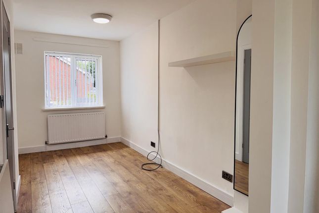 Room 5, St Norbert Drive, Derbyshire photo 2