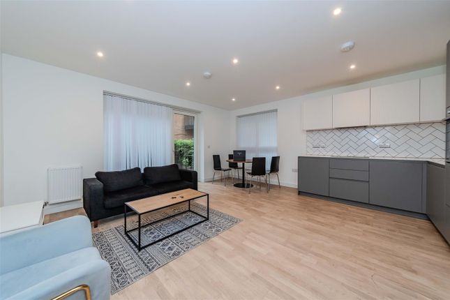 Flat, watson house, 4 Greenleaf walk, London photo 2