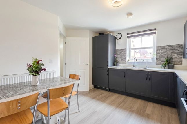 23 Farmers Road, Finchwood Park, Berkshire photo 4