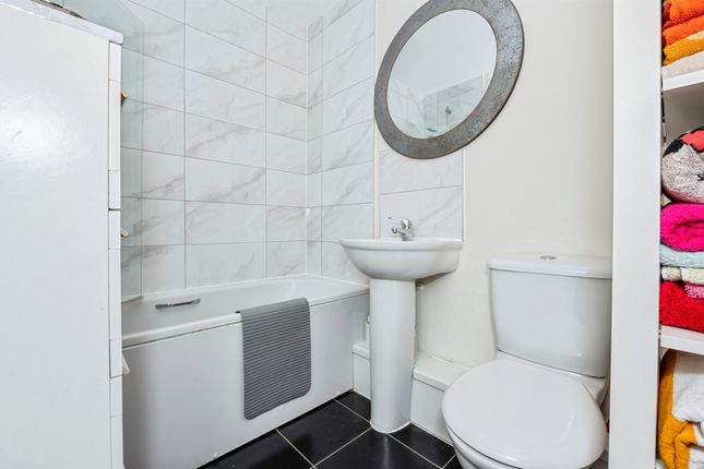 117, Draper Close, Grays photo 4