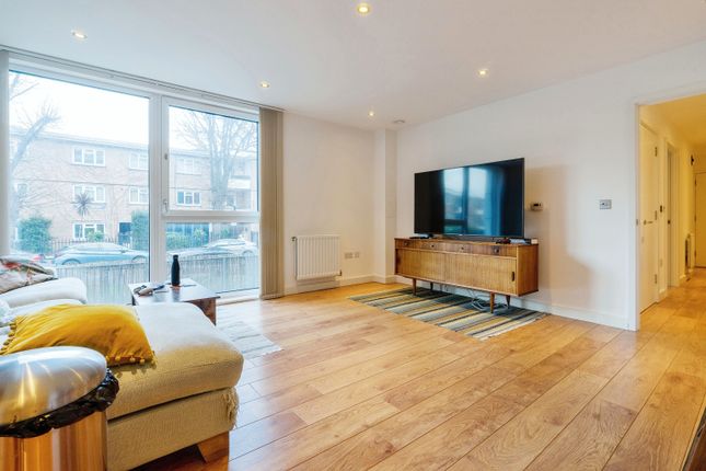 Flat for sale in 1B Jeffreys Road, Stockwell Clapham North