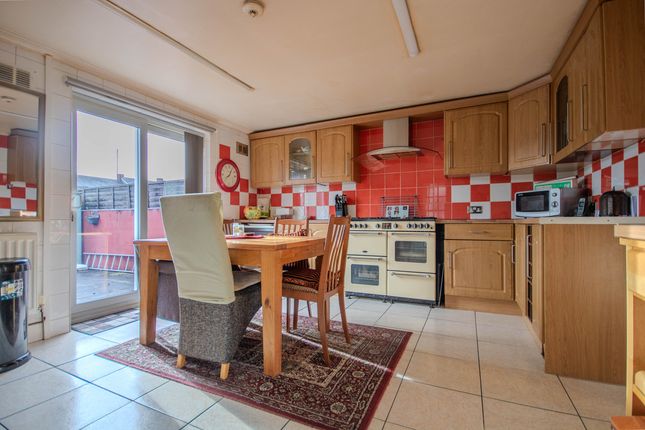 42, West Avenue, Caerphilly photo 3