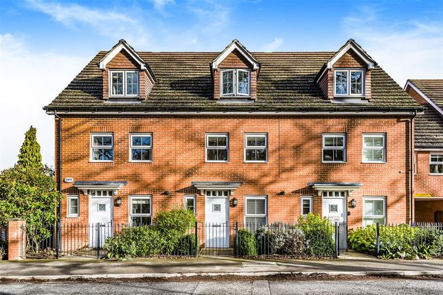 Thumbnail Terraced house to rent in Waterloo Road, Crowthorne
