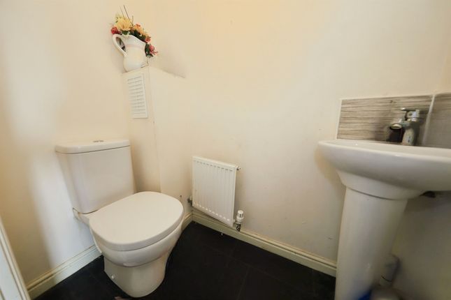 9, Uxbridge Close, Wolverhampton photo 4