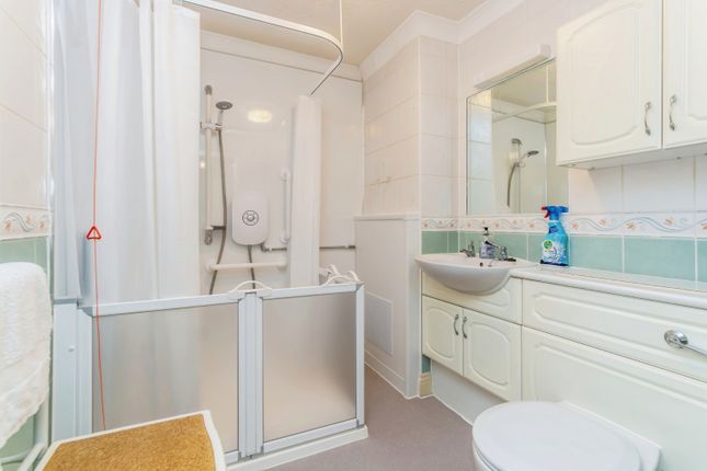 Flat 21,,, Pegasus Court, Caterham photo 3