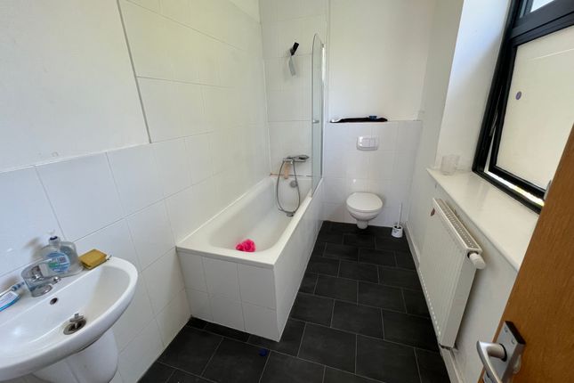 Flat 10, Prospect House, North Circular Road, London photo 5