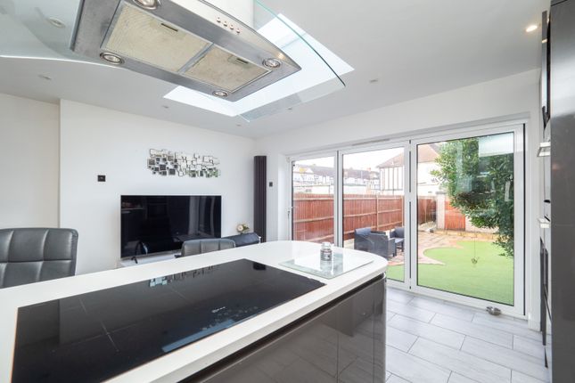 38, Wolsey Crescent, Morden photo 4